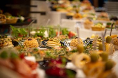 Açık büfe. Yiyecekler. Yemeklerin halka açık bir alanda servis edildiği bir catering sistemi. Yemek servisi..