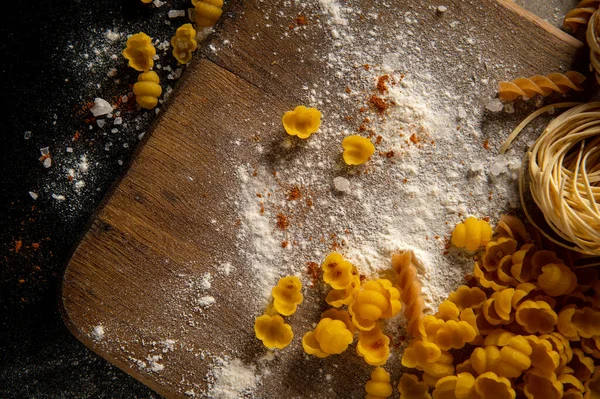 Diferentes Tipos Pasta Pasta Está Sobre Mesa Pastas Crudas Textura — Foto de Stock