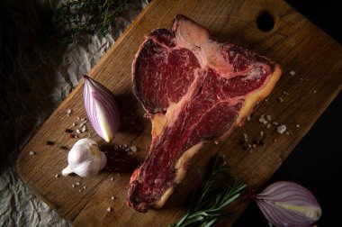 Çiğ Biftek. Biftek. Biftek pişiriyorum..