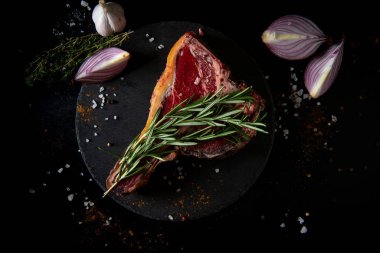 Çiğ Biftek. Biftek. Biftek pişiriyorum..