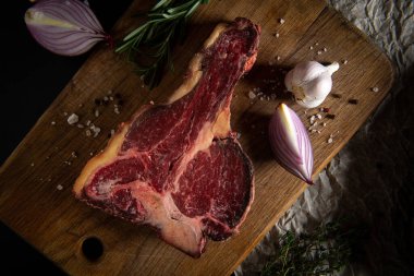 Çiğ Biftek. Biftek. Biftek pişiriyorum..