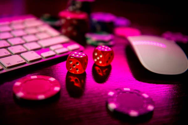 Kasyno Online Poker Online Stole Znajdują Się Kawałki Gry Kości — Zdjęcie stockowe
