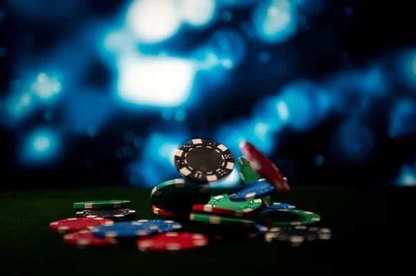 Καζίνο Chips Παιχνιδιού Πέφτουν Στο Τραπέζι Ένα Θολό Δραματικό Φόντο — Φωτογραφία Αρχείου