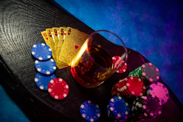 Game Chips Lie Table Next Glass Alcohol Black Wooden Surface — Stock Photo, Image