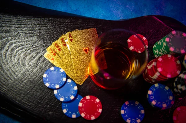 Game Chips Lie Table Next Glass Alcohol Black Wooden Surface — Stock Photo, Image