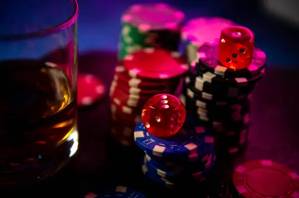Kocka Szerencsejáték Fogadási Zseton Egy Fekete Felületen Homályos Háttér Kocka — Stock Fotó