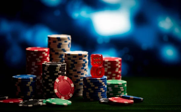 Casino Les Jetons Jeu Les Dés Reposent Sur Table Sur — Photo