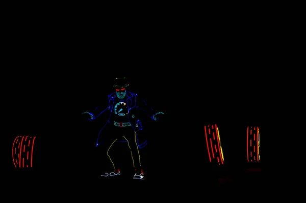 Silhouettes People Luminous Suits Black Background Neon Costume Entertainment — Stock Photo, Image