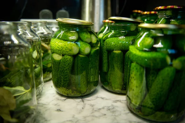 Het Beitsen Van Komkommers Gekneusde Komkommers Zelfgemaakte Augurken Gezouten Komkommers — Stockfoto