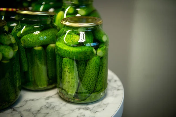 Het Beitsen Van Komkommers Gekneusde Komkommers Zelfgemaakte Augurken Gezouten Komkommers — Stockfoto