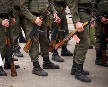 Ordunun elinde bir Kalaşnikof tüfeği. Ukrayna 'da savaş. Ukrayna 'da anti-terör operasyonu. Ukrayna 'da ATO. Silahlı kuvvetler.