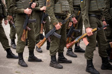 Ordunun elinde bir Kalaşnikof tüfeği. Ukrayna 'da savaş. Ukrayna 'da anti-terör operasyonu. Ukrayna 'da ATO. Silahlı kuvvetler.