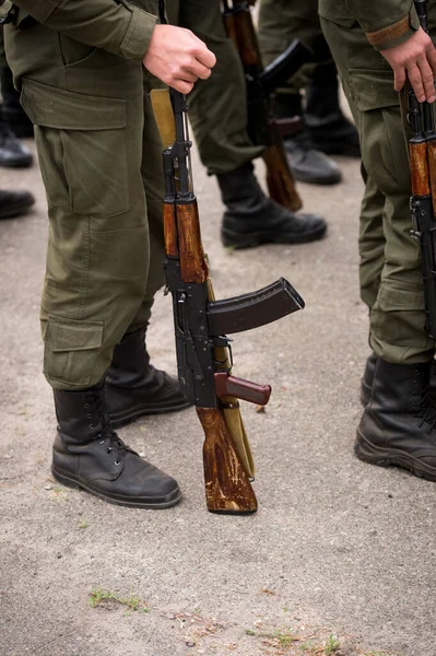 Ordunun Elinde Bir Kalaşnikof Tüfeği Ukrayna Savaş Ukrayna Terör Operasyonu — Stok fotoğraf