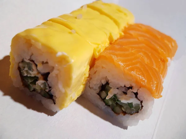 Sushi Apetitoso Con Pescado Queso Cerca — Foto de Stock