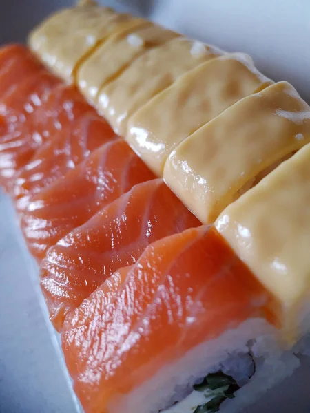 Sushi Apetitoso Con Pescado Queso Cerca — Foto de Stock