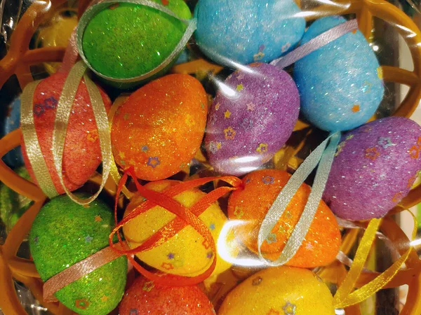 Víspera Las Decoraciones Navideñas Pascua Forma Coloridos Huevos Pascua Cerca — Foto de Stock