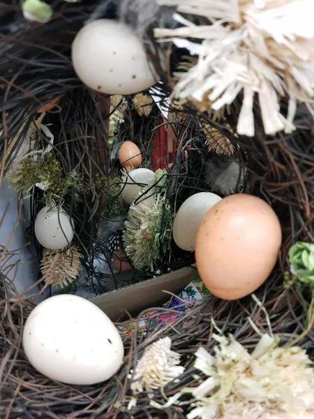 Víspera Pascua Decoraciones Festivas Forma Coloridos Huevos Pascua Vegetación Decorativa —  Fotos de Stock