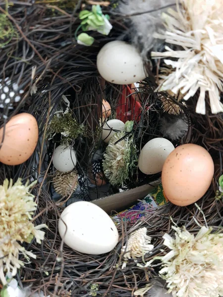 Víspera Pascua Decoraciones Festivas Forma Coloridos Huevos Pascua Vegetación Decorativa — Foto de Stock