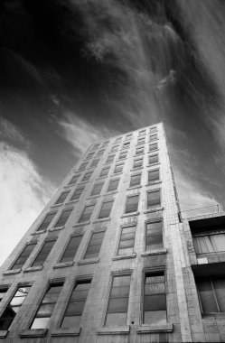 Şehir merkezindeki gökdelenlerin siyah-beyaz soyut görüntüsü. Yüksek kalite fotoğraf