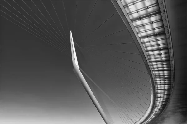 Sahilde gün batımında yol manzarası. Yazın büyük otoyol köprüsü manzarası. Renkli günbatımında otoyol manzarası. Türkiye kıyı yolunda seyahat. 