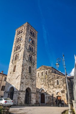 Santa Maria Annunziata Katedrali 'nin taş cephesi, Roma tarzında, bir çıkıntısı ve üç kapısı var. Çan kulesi olan görkemli kare tabanlı kule. Anagni, Frosinone, İtalya.