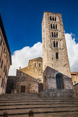 Santa Maria Annunziata Katedrali 'nin taş cephesi, Roma tarzında, bir çıkıntısı ve üç kapısı var. Çan kulesi olan görkemli kare tabanlı kule. Anagni, Frosinone, İtalya.