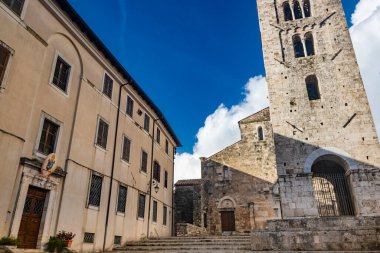 Santa Maria Annunziata Katedrali 'nin taş cephesi, Roma tarzında, bir çıkıntısı ve üç kapısı var. Çan kulesi olan görkemli kare tabanlı kule. Anagni, Frosinone, İtalya.