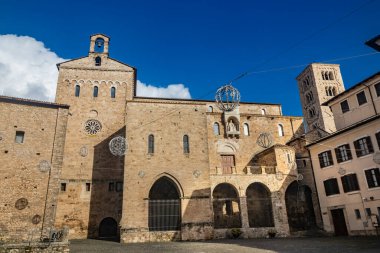 Piazza Innocenzo III 'teki Santa Maria Annunziata Katedral Bazilikası' nın yan cephesi. Orta Çağ 'dan kalma taş binalar. Papa VIII. Boniface 'in heykeliyle. Anagni, Frosinone, İtalya.
