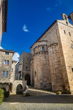 Piazza Innocenzo III 'teki Santa Maria Annunziata Katedrali' nin üç maymunu. Orta Çağ 'dan kalma taş binalar. Anagni, Frosinone, İtalya.