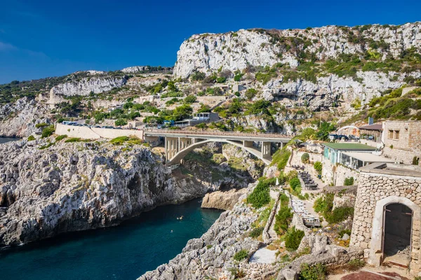 Agosto 2022 Ciolo Bridge Gagliano Del Capo Inlet Sea Panorama 免版税图库照片