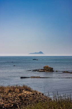 Ponza, İtalya. Adanın silueti sisten çıkıyor, Lazio sahilinden uzaktan görülüyor..