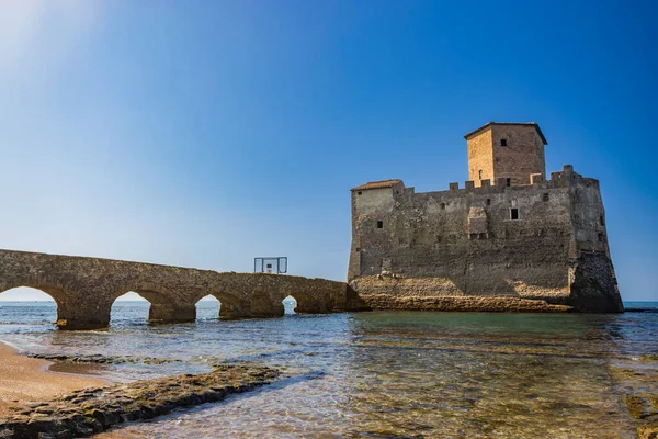 内图诺的托雷 阿斯特拉自然保护区古堡海上的古城堡 有了望塔和古罗马建筑的遗迹一座石桥把城堡与海滩连接起来 图库图片