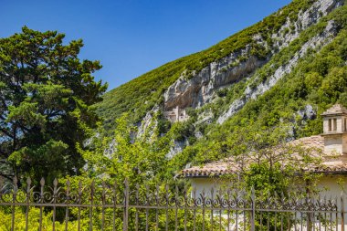 9 Temmuz 2023 - Soluk, Perugia, Umbria, İtalya. Menotre Vadisi 'ndeki küçük ortaçağ köyü, Foligno' nun bir kısmı. S.S. Maria di Giacobbe 'un inziva yeri kayanın içine gömüldü..