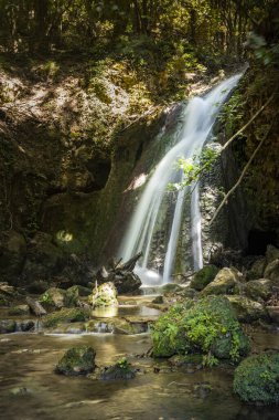 Gelin şelalesi, Altolina 'nın şelalelerinden biri, Menotre nehri tarafından oluşturuldu. Pale 'de, Foligno' nun küçük bir köyü, Perugia, Umbria, İtalya.