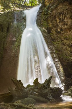 Gelin şelalesi, Altolina 'nın şelalelerinden biri, Menotre nehri tarafından oluşturuldu. Pale 'de, Foligno' nun küçük bir köyü, Perugia, Umbria, İtalya.
