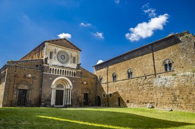 Tuscania, Viterbo, Lazio. Antik ortaçağ köyü Tuscania 'ya bir göz atalım, Etrüskler şehri. Eski Roma kilisesi San Pietro 'da büyük merkezi kemer ve gül pencereli..