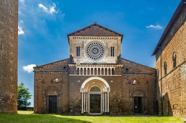 Tuscania, Viterbo, Lazio. Antik ortaçağ köyü Tuscania 'ya bir göz atalım, Etrüskler şehri. Eski Roma kilisesi San Pietro 'da büyük merkezi kemer ve gül pencereli..