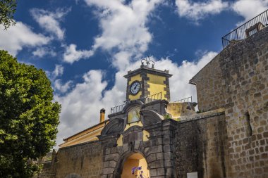 Tuscania, Viterbo, Lazio. Antik ortaçağ köyü Tuscania 'ya bir göz atalım, Etrüskler şehri. Şehrin duvarlarına giriş kemeri, bir saat kulesi ile çevrili..