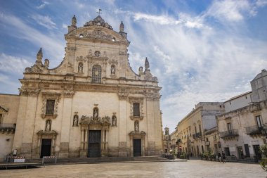 Galatina, Lecce, Puglia, İtalya. Salento 'daki antik bir köy. Aziz Peter ve Paul Kilisesi, barok tarzında. Birçok mermer heykel ve heykel kilisenin cephesini süslüyor..