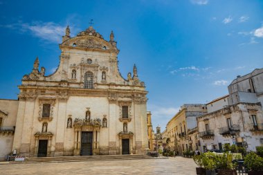 Galatina, Lecce, Puglia, İtalya. Salento 'daki antik bir köy. Aziz Peter ve Paul Kilisesi, barok tarzında. Birçok mermer heykel ve heykel kilisenin cephesini süslüyor..