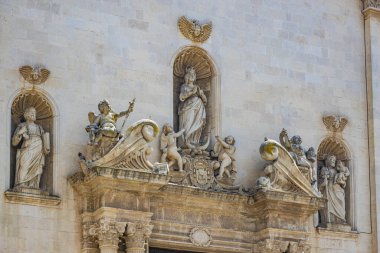 Galatina, Lecce, Puglia, İtalya. Salento 'daki antik bir köy. Aziz Peter ve Paul Kilisesi, barok tarzında. Birçok mermer heykel ve heykel kilisenin cephesini süslüyor..