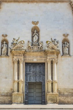 Galatina, Lecce, Puglia, İtalya. Salento 'daki antik bir köy. Aziz Peter ve Paul Kilisesi, barok tarzında. Heykeller, heykeller ve sütunlarla çevrili büyük kapı..