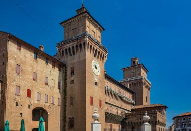 Ferrara, Emilia Romagna, İtalya. Asil Este ailesi tarafından inşa edilen heybetli Estense kalesi kuleleri ve su dolu hendekleri ile. UNESCO Dünya Mirası Alanı.