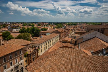 Ferrara, Emilia Romagna, İtalya. Asil Este ailesi tarafından inşa edilen heybetli Estense Kalesi 'nin yukarısından görülen şehir. UNESCO Dünya Mirası Alanı. Evlerin kırmızı çatıları ve mavi gökyüzü.