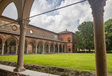 Ferrara, Emilia Romagna, İtalya. Bahçeler, mimari, tarihi binalar, sanat ve tarihle dolu Ferrara Charterhouse anıtı. UNESCO Dünya Mirası Alanı.