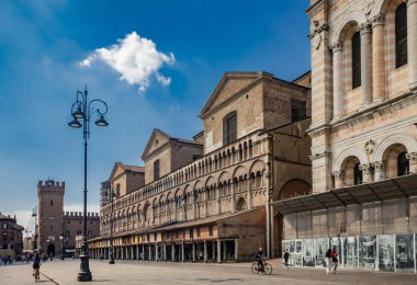 4 Haziran 2023 - Ferrara, Emilia Romagna, İtalya. Piazza Trento ve Trieste, San Giorgio Katedrali 'nin çan kulesi, uzun girişi ve Torre della Vittoria ile. UNESCO Dünya Mirası Alanı.