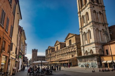 4 Haziran 2023 - Ferrara, Emilia Romagna, İtalya. Piazza Trento ve Trieste, San Giorgio Katedrali 'nin çan kulesi, uzun girişi ve Torre della Vittoria ile. UNESCO Dünya Mirası Alanı.