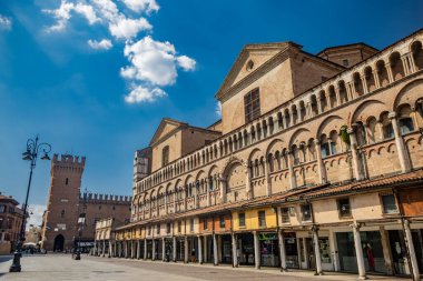 4 Haziran 2023 - Ferrara, Emilia Romagna, İtalya. Piazza Trento ve Trieste, San Giorgio Katedrali 'nin çan kulesi, uzun girişi ve Torre della Vittoria ile. UNESCO Dünya Mirası Alanı.