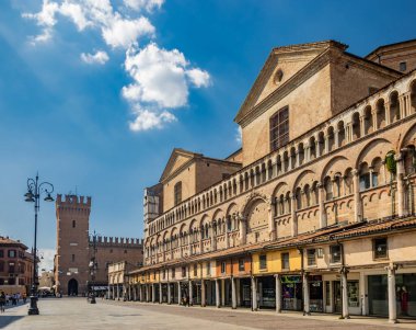 4 Haziran 2023 - Ferrara, Emilia Romagna, İtalya. Piazza Trento ve Trieste, San Giorgio Katedrali 'nin çan kulesi, uzun girişi ve Torre della Vittoria ile. UNESCO Dünya Mirası Alanı.