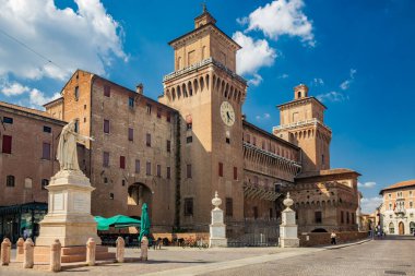 4 Haziran 2023 - Ferrara, Emilia Romagna, İtalya. Asil Este ailesi tarafından inşa edilen heybetli Estense kalesi kuleleri ve su dolu hendekleri ile. Girolamo Savonarola Heykeli.